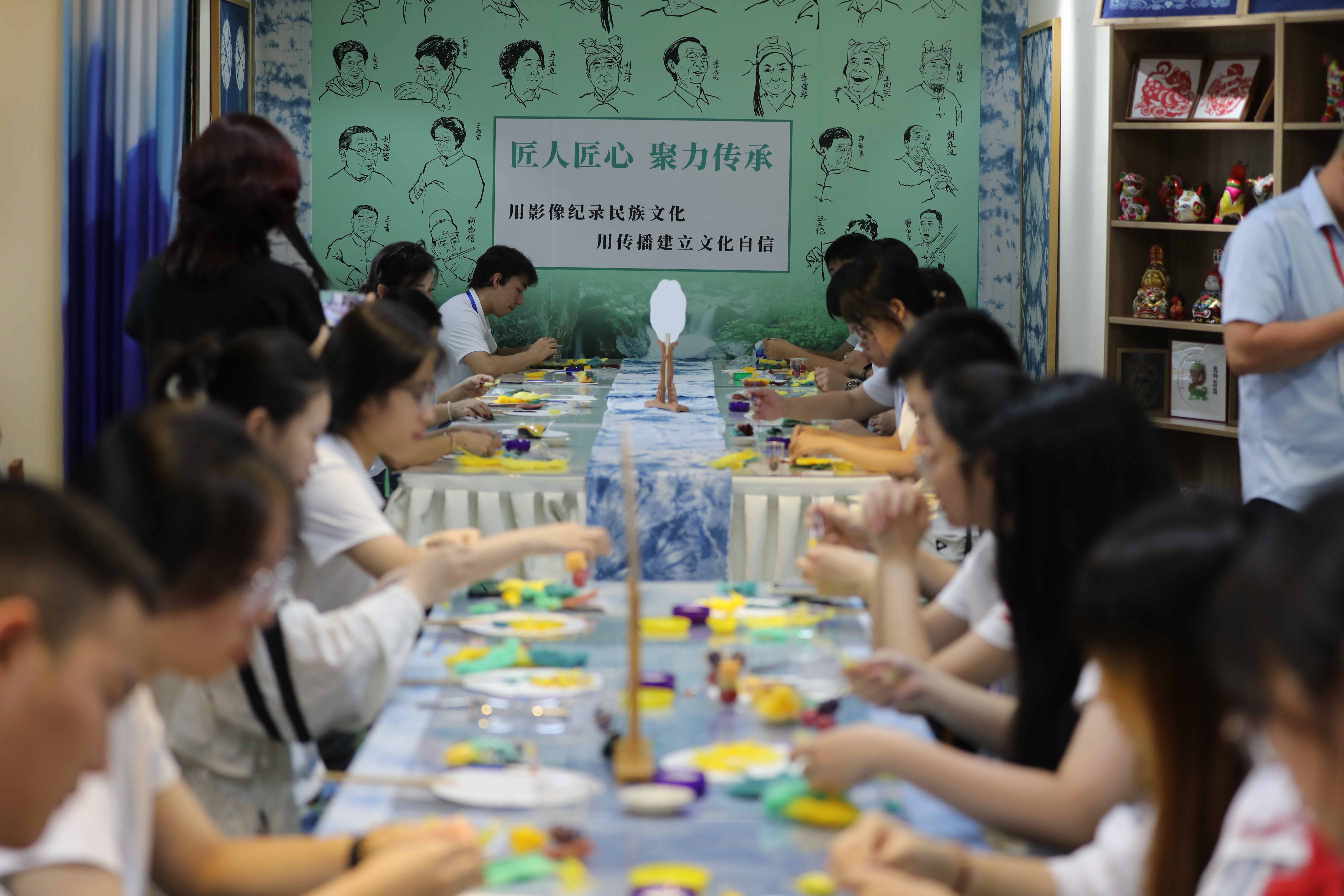 匠心逐梦 品读秦风 &mdash;&mdash;西安市总工会职工子女游学活动于长安手造非遗工坊举行
